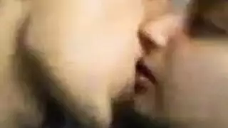 عاهات الجامعة بعض الشفاه في مشهد إباحي صريح