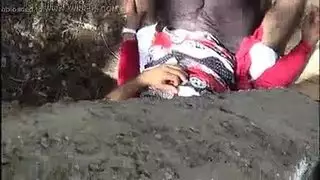 سكس عربي جامعي و جامعية يمارسون السكس في متنزه عام تحت شجرة