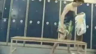 راقصات بدينات يئن بينما يخلع العملاء ملابسهن لمشهد جنسي صريح