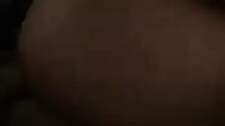 إباحية سحاقية: ميلف سمراء وصديقة شابة تلعقان كساً مبللاً