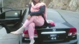 فتاة جنوب آسيوية محجبة تمتلئ بالسائل العربي، وهي تصرخ