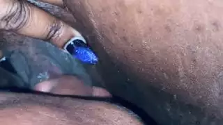 سيطرة تامة: لعق كسها السمراء الأصلع حتى تتدفق