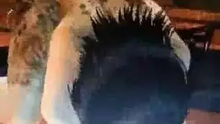 شباب مثارون يخدمهم متخصصات التعري بعد النادي