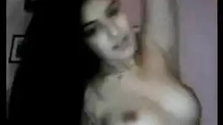  فتاة سمراء ضخمة الحلمات تمص قضيب برغي فولاذي
