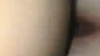 كلبة مثارة تمارس الجنس بفتحتين معاً بواسطة عشاقها السابقين في تصوير إباحي محترف