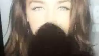 إيميليا تشتهي التقاط صديقها لصورها العارية لإثارتها