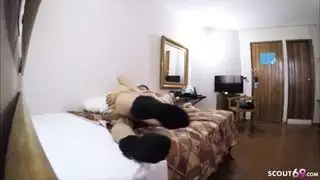 تجميعة قذف داخلي بدون واقي: مراهقة تركية تخدم رجال ألمان في برلين