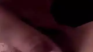 فتاة عربية مراهقة تمتع نفسها بإصبعها في فرجها المبلول