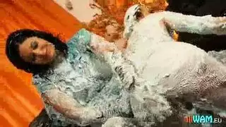 يظل مثليات أنيق ممارسة الجنس في غرفة النوم، بينما لا يوجد أحد غير موجود على الإطلاق