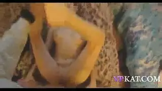 ذهبت شقراء من ذوي الخبرة إلى غرفة فندق عميلها وطلبت منه أن يمارس الجنس معها