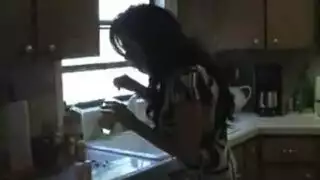 انفجار وجهي للشقراء وهي تقبل بعمق