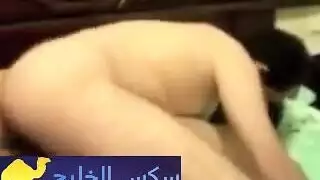 زوجة شقية تمارس الجنس المزدوج بينما الديوث يسجل الفيلم الإباحي