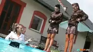 سيطرة سحاقية: سيدة شقراء تُقبض وتُقبل بعمق في مقطع إكس إكس إكس