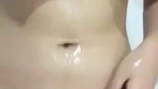 فتاة جامعية مثيرة تريد أن تصبح عارية وتمارس الجنس بقوة