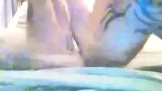 ميلف ماديسون تتعرّى وتنزل على ركبتيها لجلسة مص جماعي