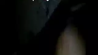 ألي جيمس تلعب بقضيب مطاطي كبير في فتحتها المشعرة