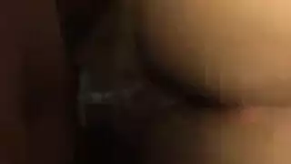مشهد إباحي على الأريكة: فتاة شرهة تأخذ قضيب أسود سميك