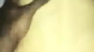 ياسمين جاي تأخذ قضيبًا أسودًا بعمق في غرفة نومها