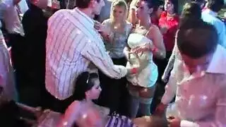 بوفيه نيك شامل: قذف داخل المهبل على الأريكة إلى عصابة في السرير