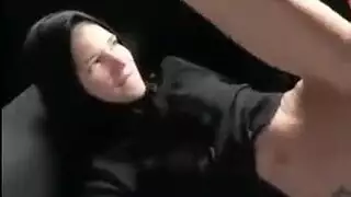 مصري ينيك جارته المحجبة الهايجة في المعمل