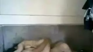 جسم فتاة شاحبة الكريمي يُضاجع في فيلم إباحي وينفتح واسعًا