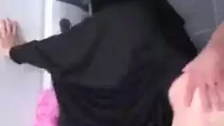 مواجهة حميمة ساخنة: سباك يضرب ميلف مصرية منتقبة وناشزة في الحمام