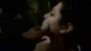 مشهد صريح مكثف: زوجة نائحة يهيمن عليها رجلان