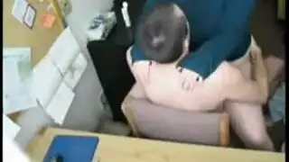 توصيل الطرد يتحول إلى جلسة نكح إباحية مع سكرتيرة المكتب